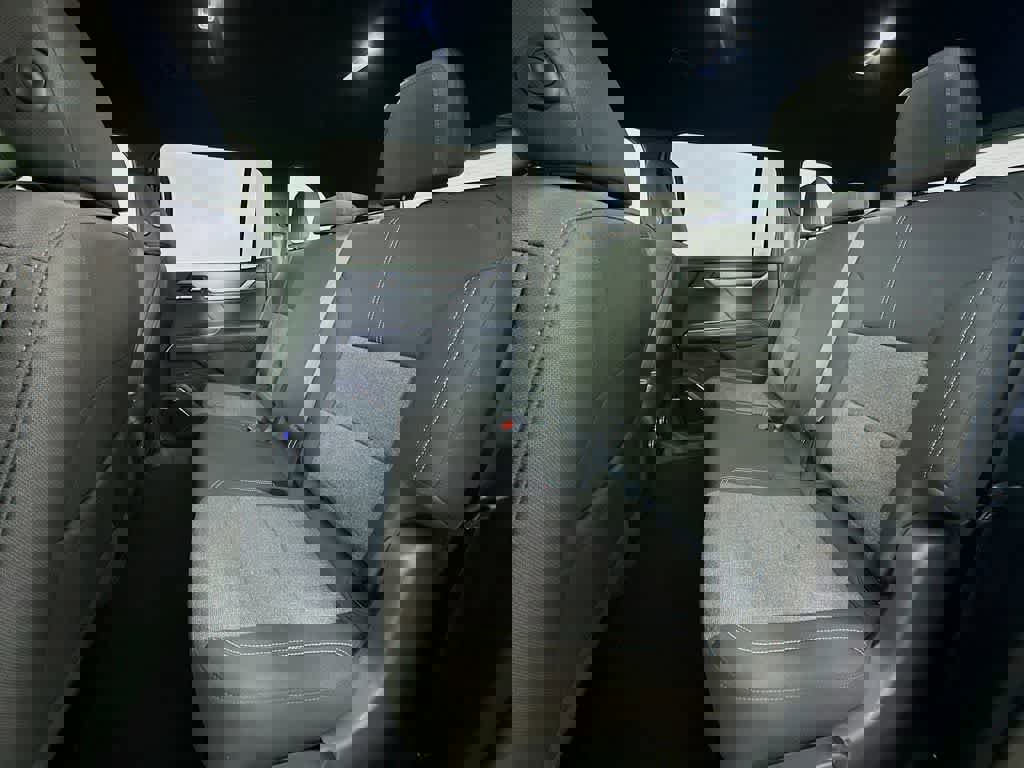 Used 2025 GMC Acadia Elevation image 17