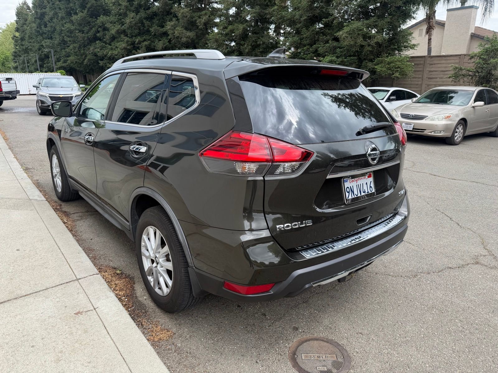 Used 2017 Nissan Rogue SV w/ SV Premium Package image 3