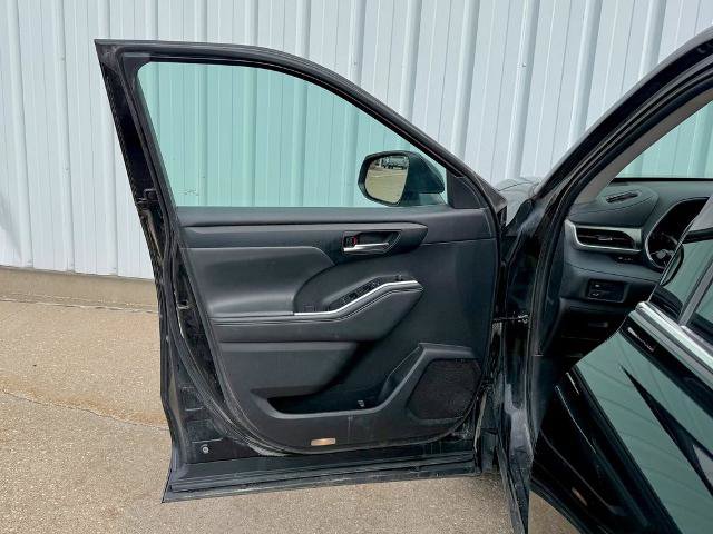 Used 2021 Toyota Highlander XLE AWD/4WD image 15