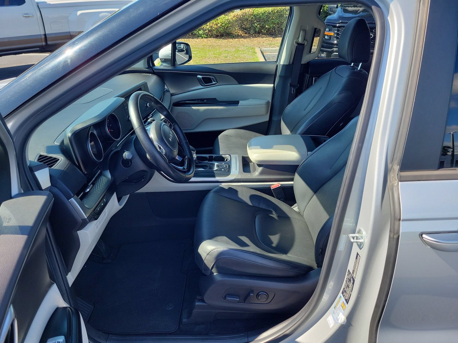 Used 2022 Kia Carnival LX FWD image 16