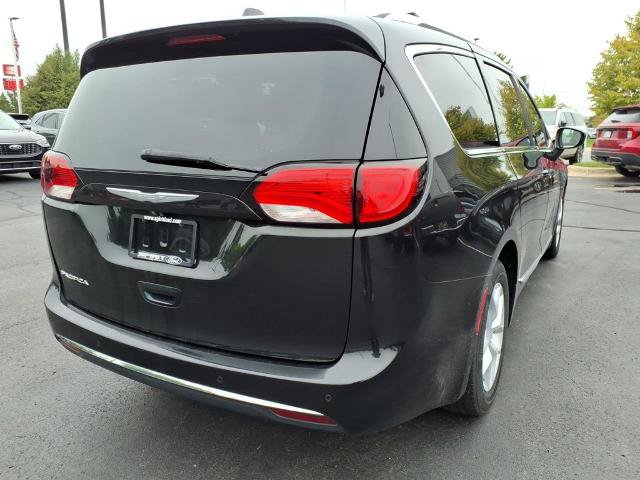 Used 2017 Chrysler Pacifica Touring-L Plus FWD image 4