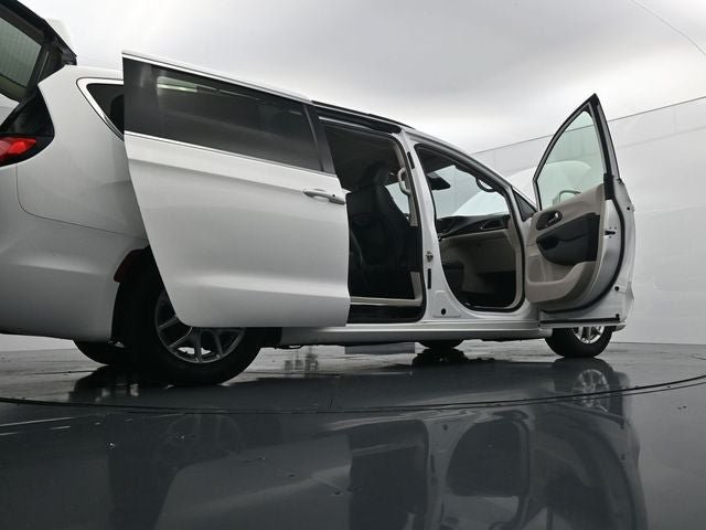 Used 2022 Chrysler Pacifica Touring-L FWD image 42