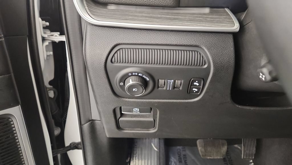 Used 2024 Jeep Wagoneer L Series II w/ Flexible Seating Group AWD/4WD image 29