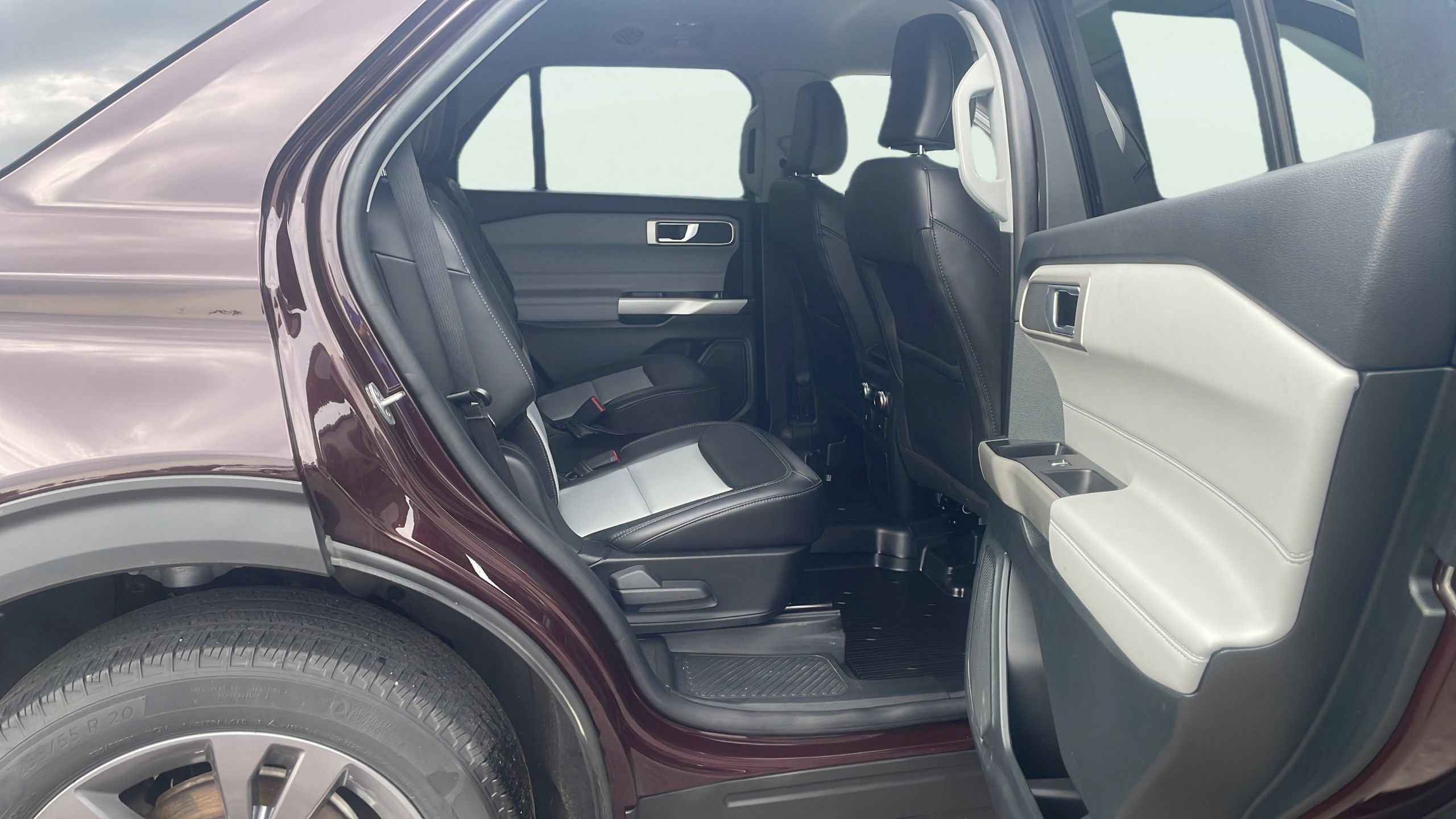 Certified 2023 Ford Explorer XLT w/ Equipment Group 202A AWD/4WD image 15