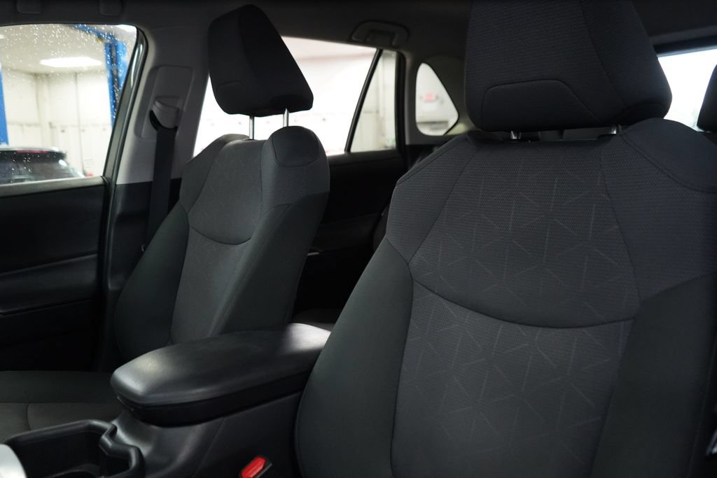 Used 2025 Toyota RAV4 XLE AWD/4WD image 18