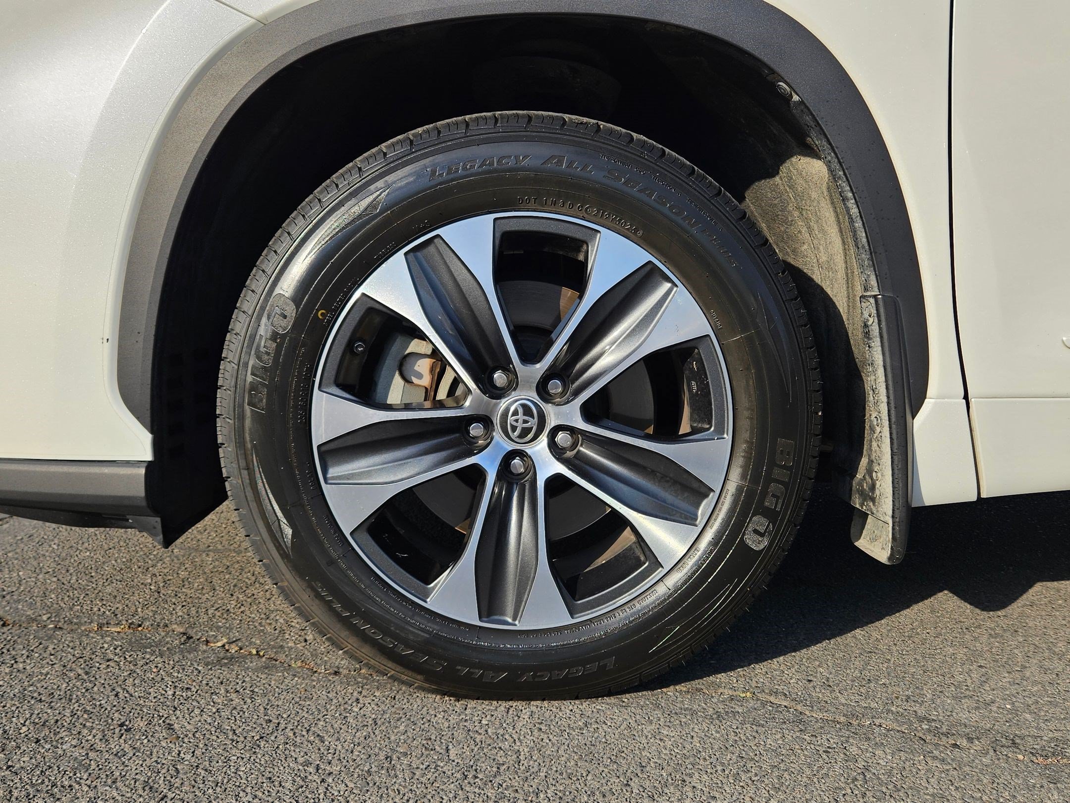 Used 2020 Toyota Highlander XLE AWD/4WD image 22