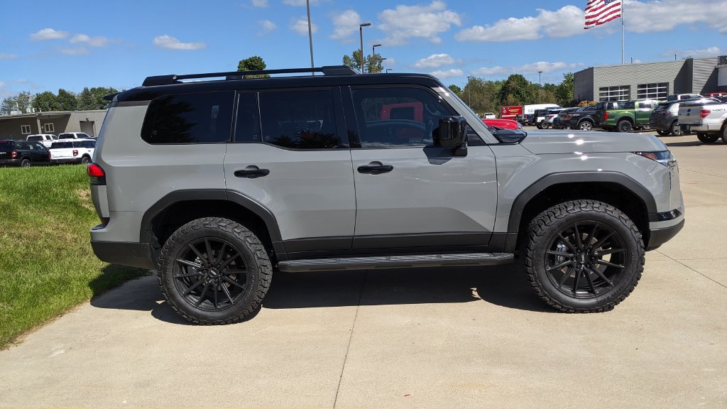 Used 2025 Lexus GX 550 AWD/4WD image 2