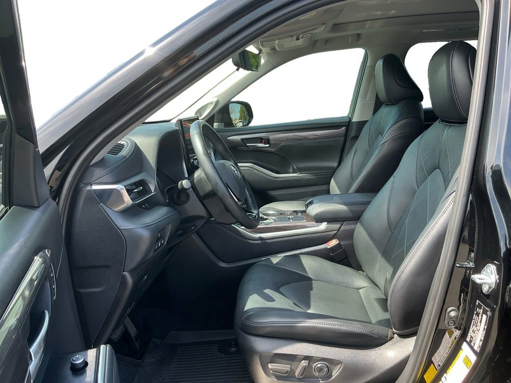 Used 2021 Toyota Highlander Platinum FWD image 14