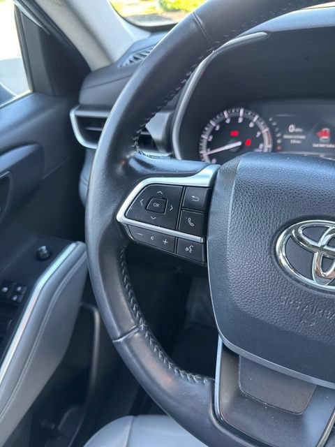 Used 2022 Toyota Highlander XLE AWD/4WD image 25