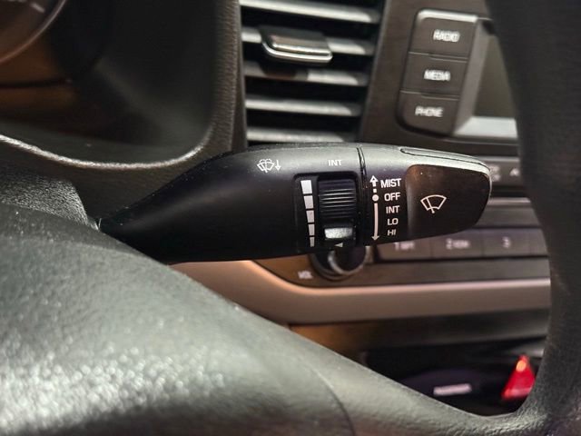 Used 2017 Hyundai Elantra SE image 18