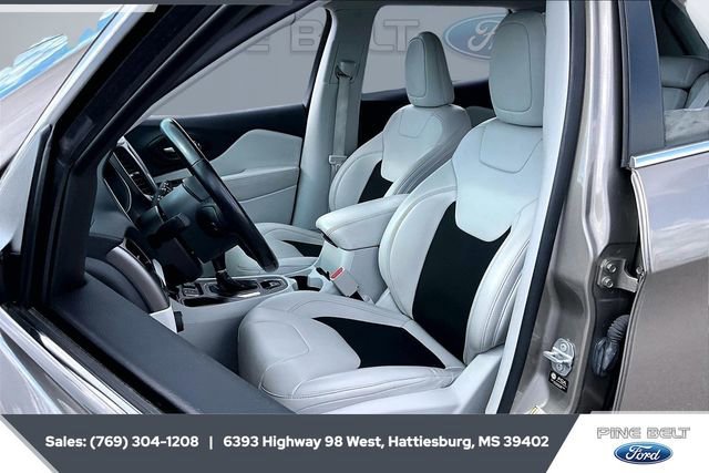 Used 2021 Jeep Cherokee Latitude Plus w/ Mopar Interior Package image 19
