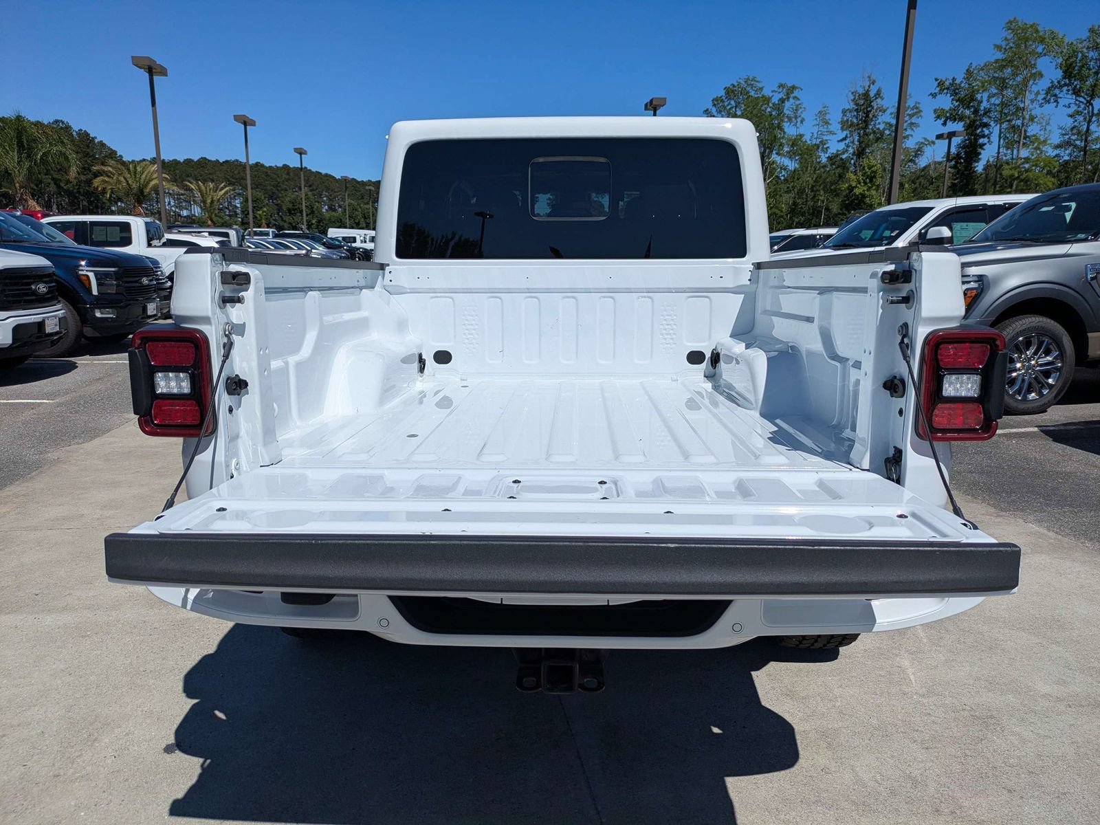 Used 2022 Jeep Gladiator Overland AWD/4WD image 5