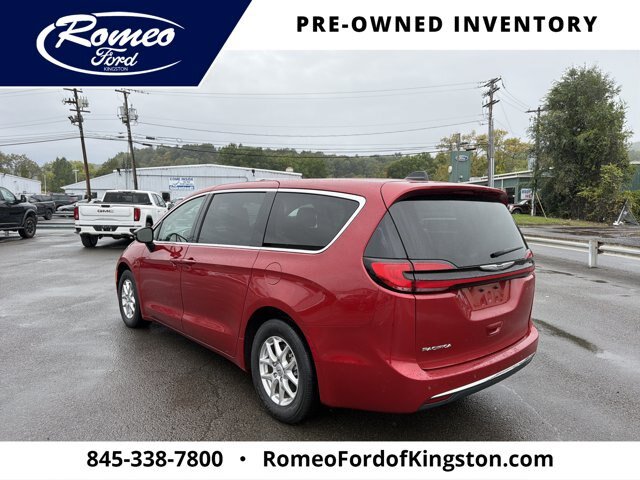 Used 2024 Chrysler Pacifica Touring-L FWD image 7