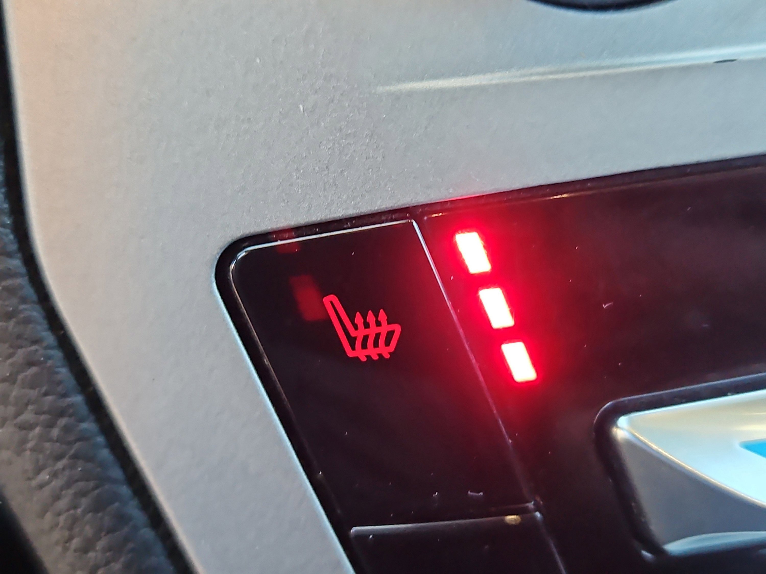 Certified 2022 Ford Explorer XLT w/ Equipment Group 202A image 16