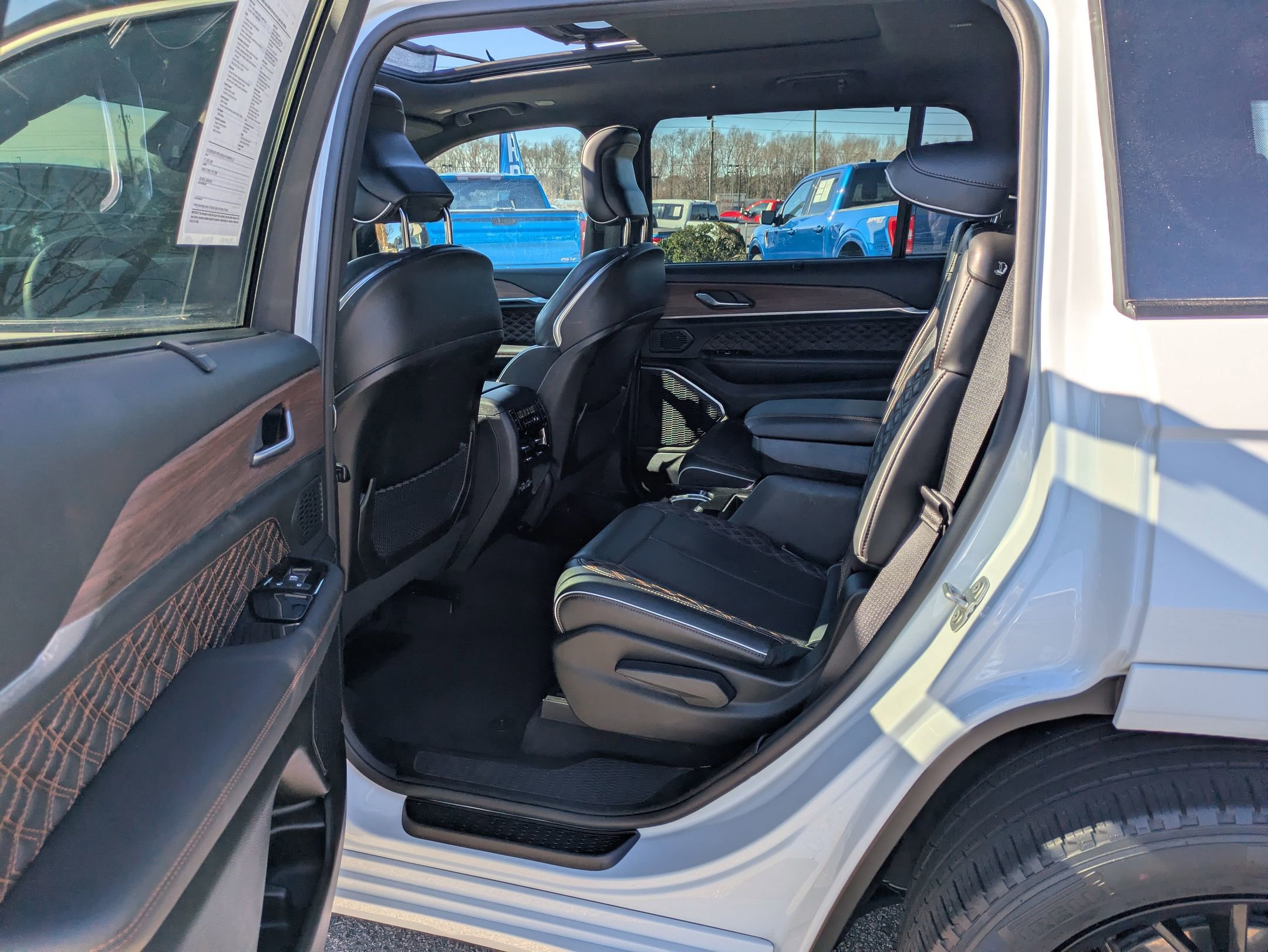 Used 2023 Jeep Grand Cherokee L Summit w/ Luxury Tech Group V image 28