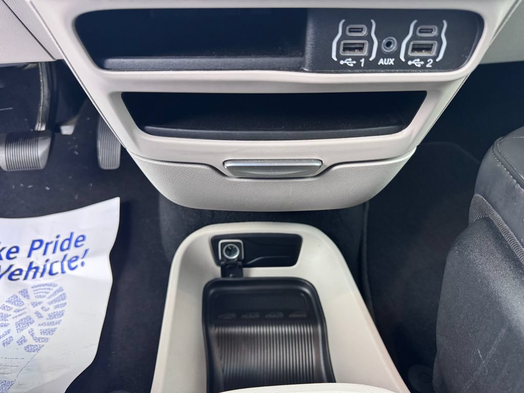 Used 2023 Chrysler Pacifica Touring-L FWD image 25