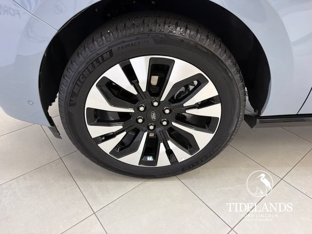 Certified 2025 Ford Expedition Platinum w/ Driver's Package AWD/4WD image 32