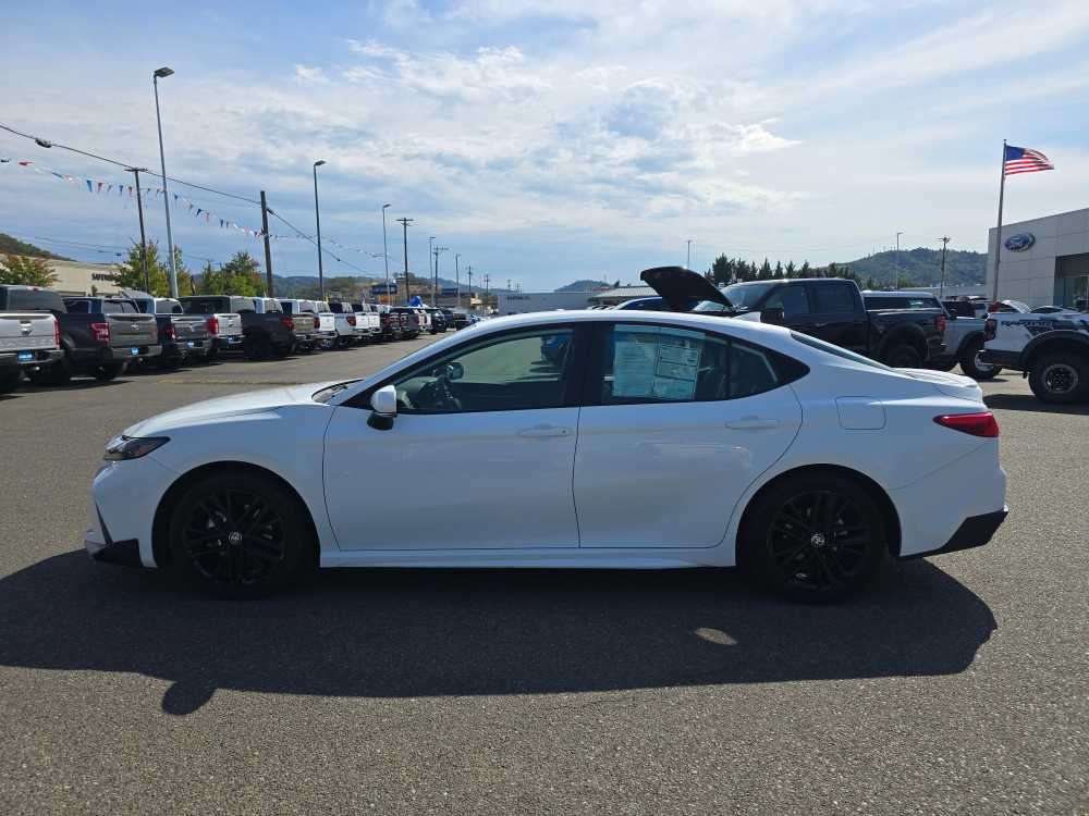 Used 2025 Toyota Camry SE FWD image 2