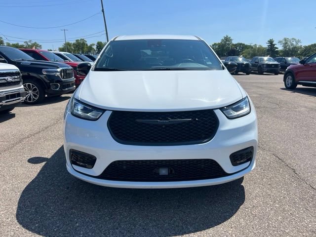 Used 2024 Chrysler Pacifica Limited FWD image 2
