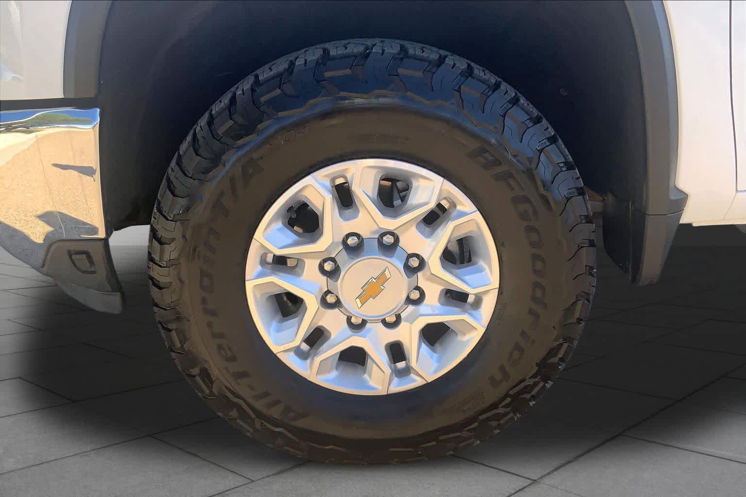 Used 2024 Chevrolet Silverado 2500 LT AWD/4WD image 11