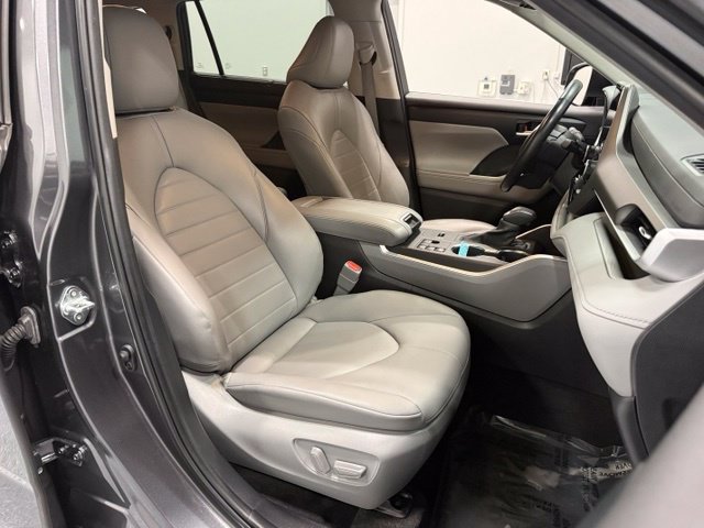 Used 2023 Toyota Highlander XLE FWD image 38