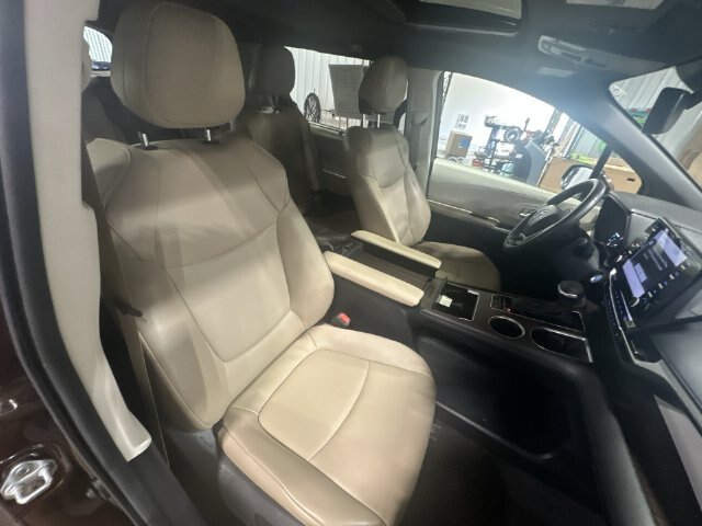 Used 2023 Toyota Sienna XLE FWD image 32
