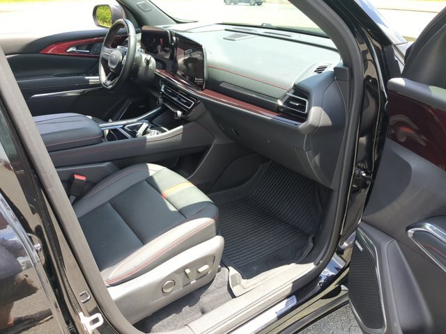 Used 2024 Chevrolet Traverse RS FWD image 39
