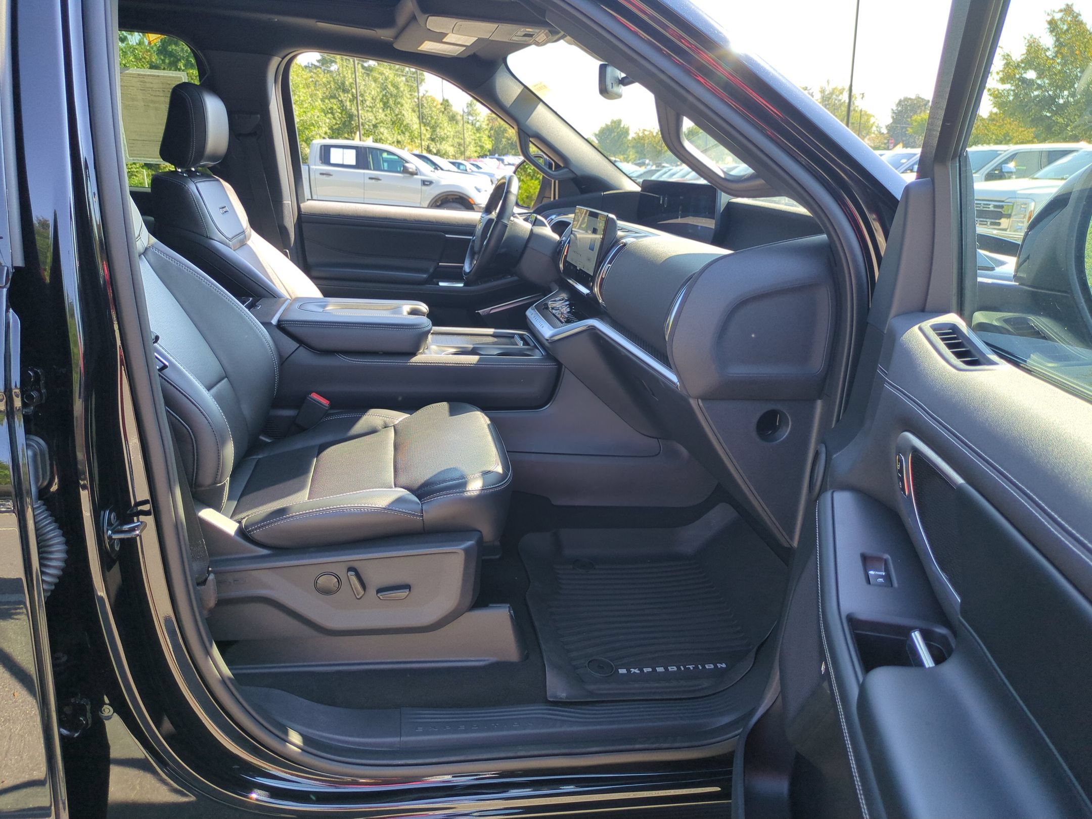 Certified 2025 Ford Expedition Platinum w/ Stealth Performance Package AWD/4WD image 38