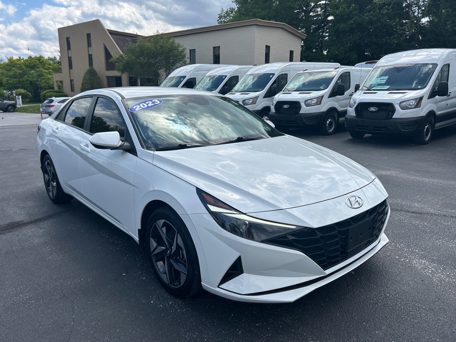 Used 2023 Hyundai Elantra SEL w/ Convenience Package FWD image 3