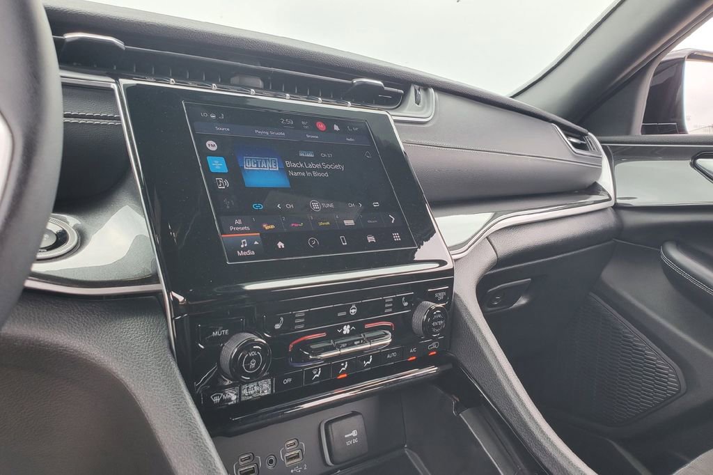 Used 2023 Jeep Grand Cherokee Altitude RWD image 10