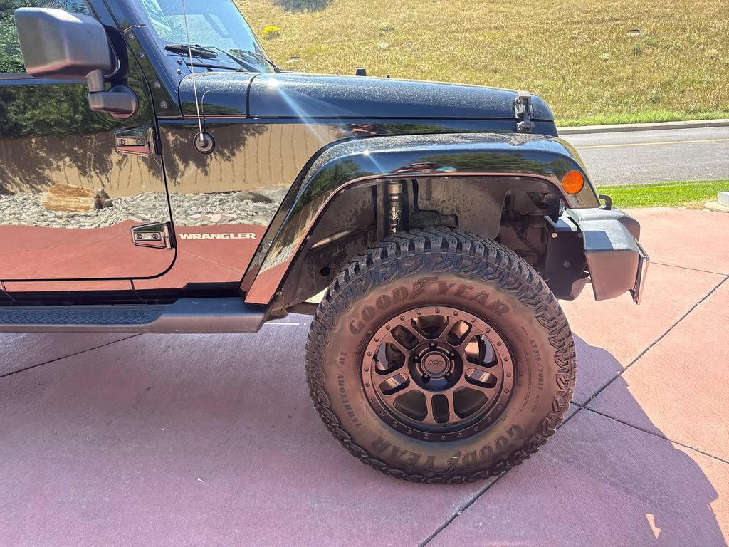 Used 2017 Jeep Wrangler Sahara w/ Dual Top Group AWD/4WD image 27