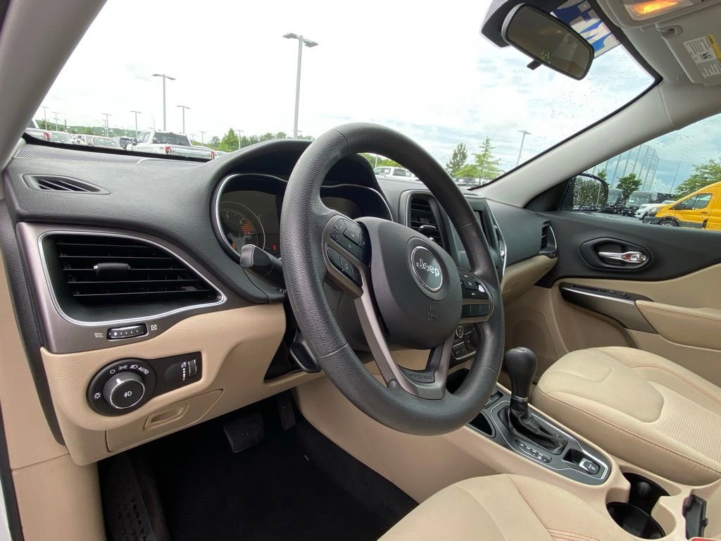 Used 2019 Jeep Cherokee Latitude w/ Popular Appearance Group FWD image 9