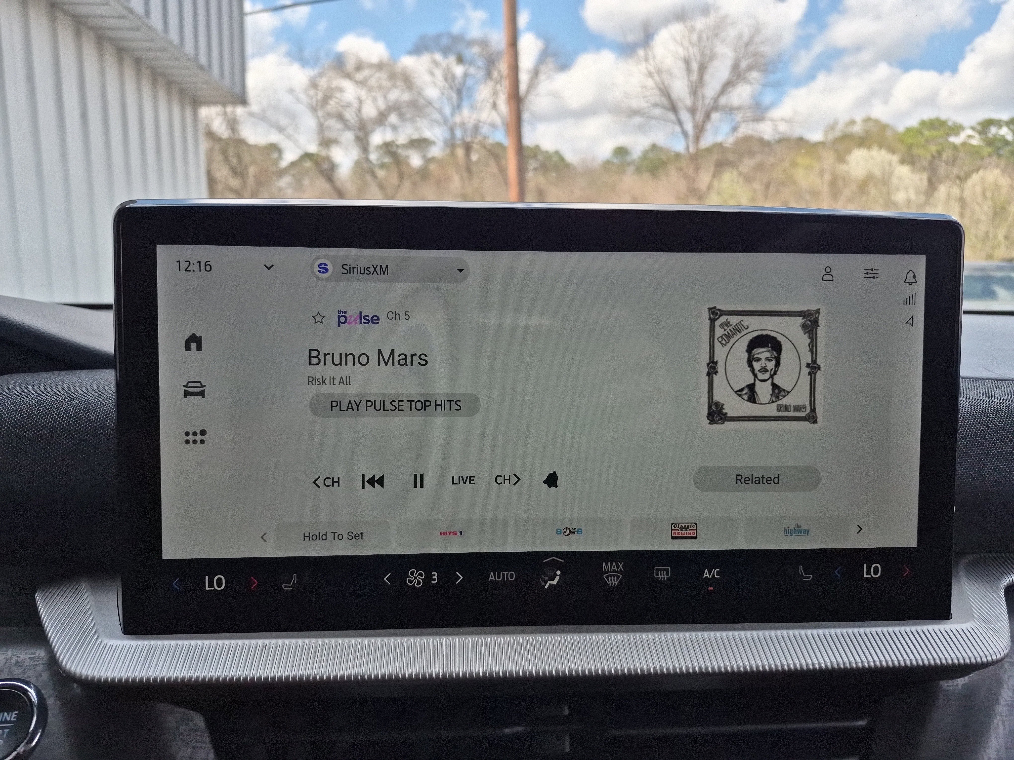 Certified 2025 Ford Explorer Platinum image 35