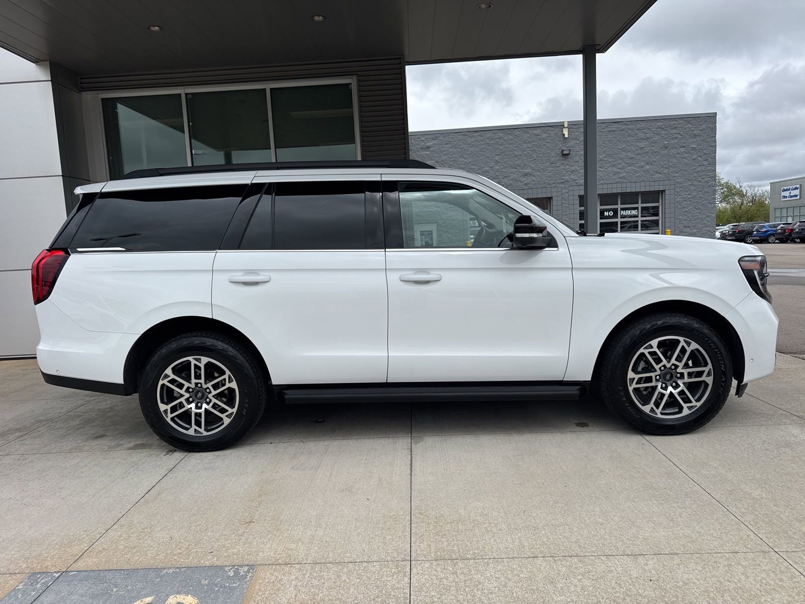 Certified 2025 Ford Expedition Active AWD/4WD image 9