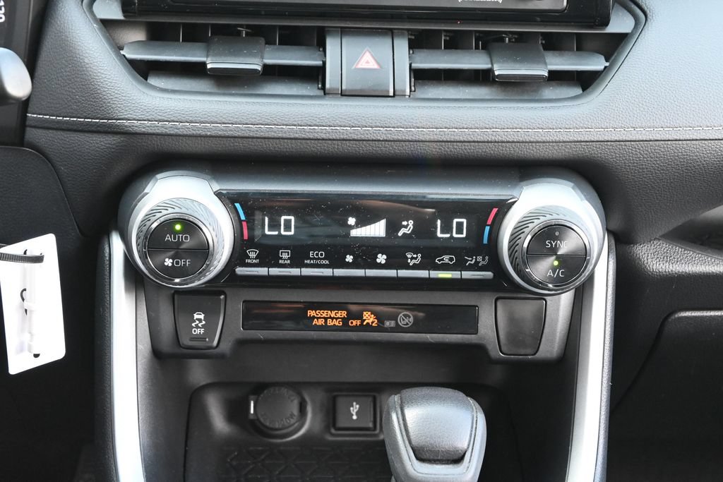 Used 2021 Toyota RAV4 LE AWD/4WD image 27