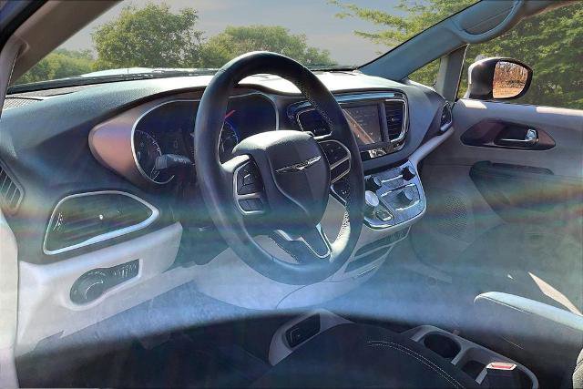 Used 2023 Chrysler Voyager LX image 13