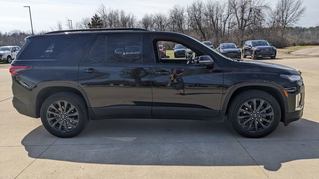 Used 2023 Chevrolet Traverse RS image 2