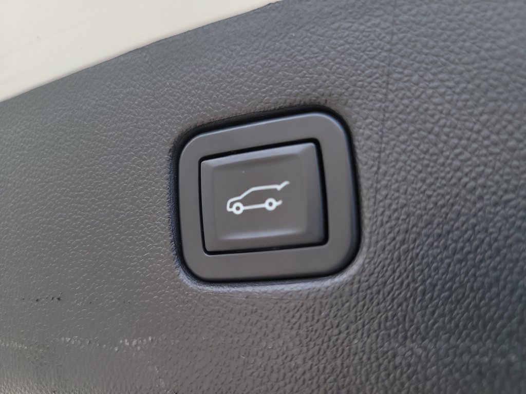 Used 2019 Chevrolet Blazer Premier w/ Driver Confidence II Package FWD image 9