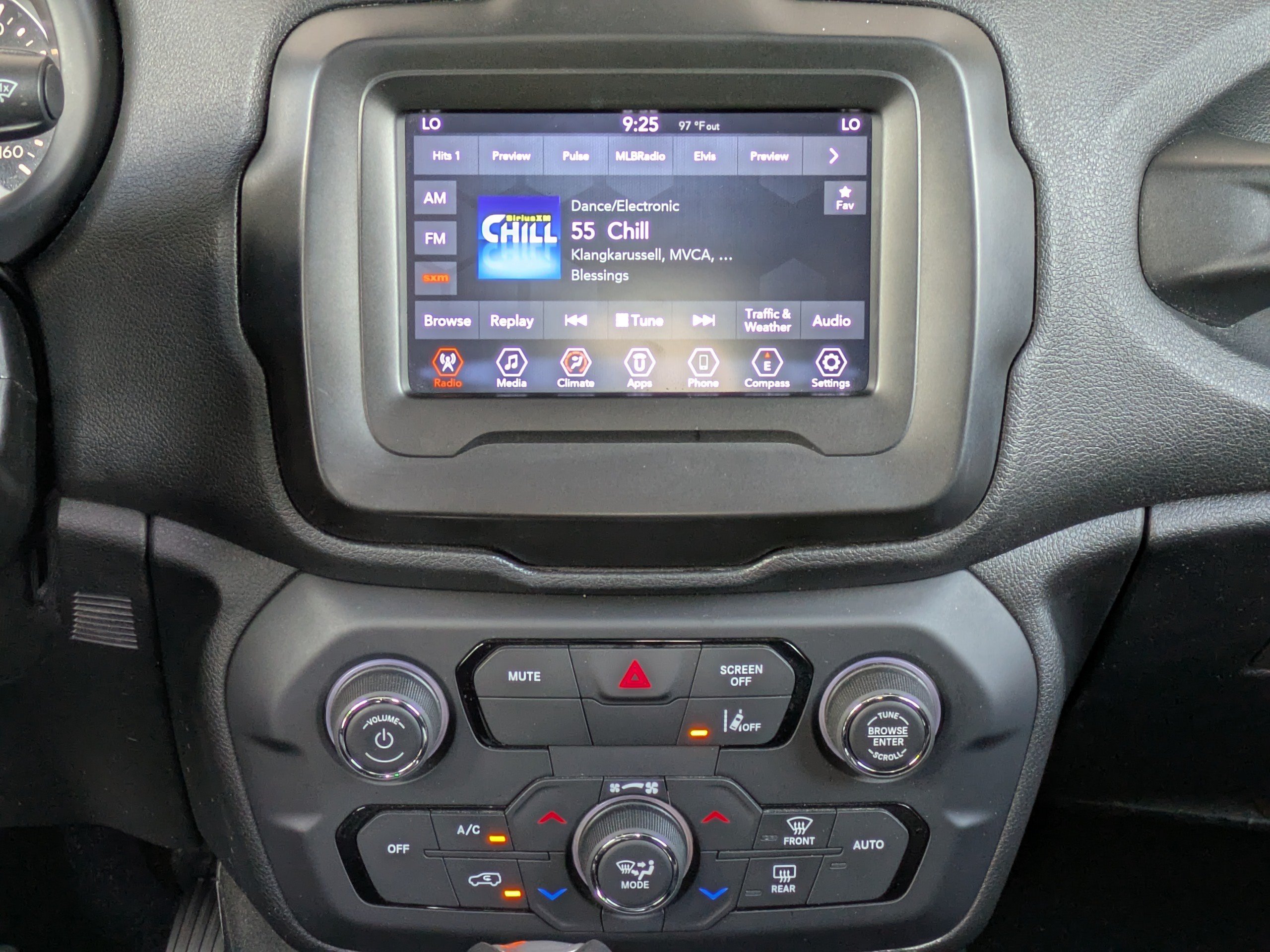 Used 2021 Jeep Renegade Latitude w/ Sun & Sound Group FWD image 18