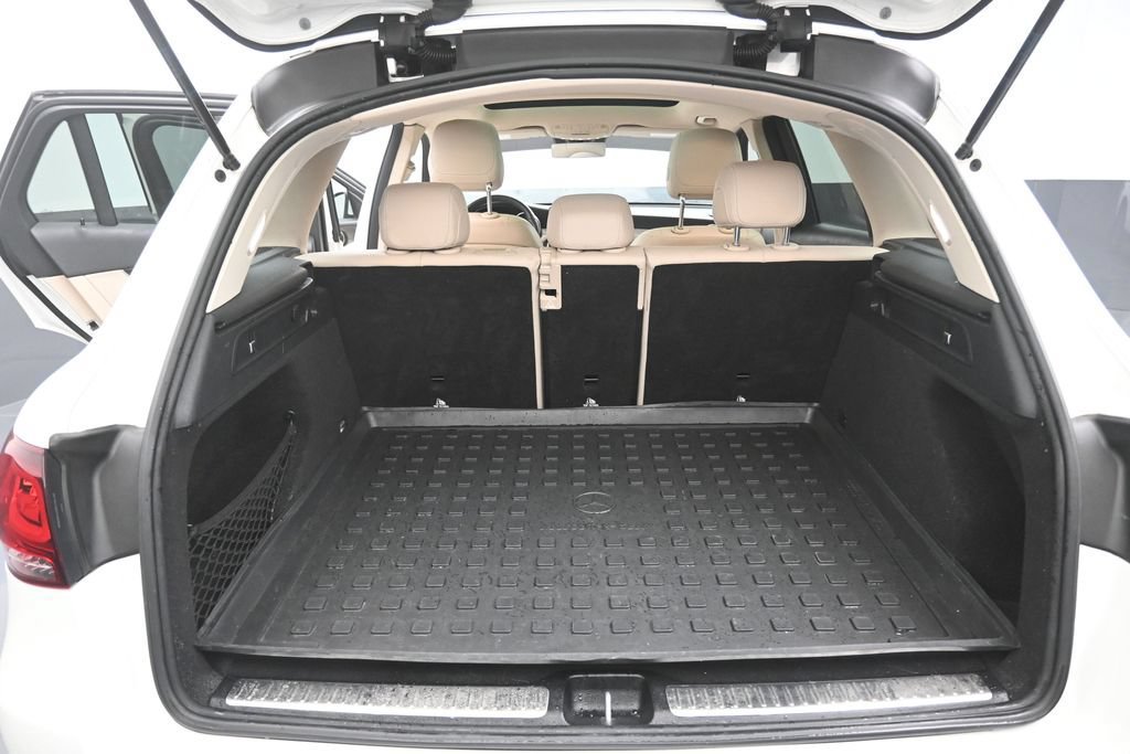 Used 2022 Mercedes-Benz GLC 300 image 2