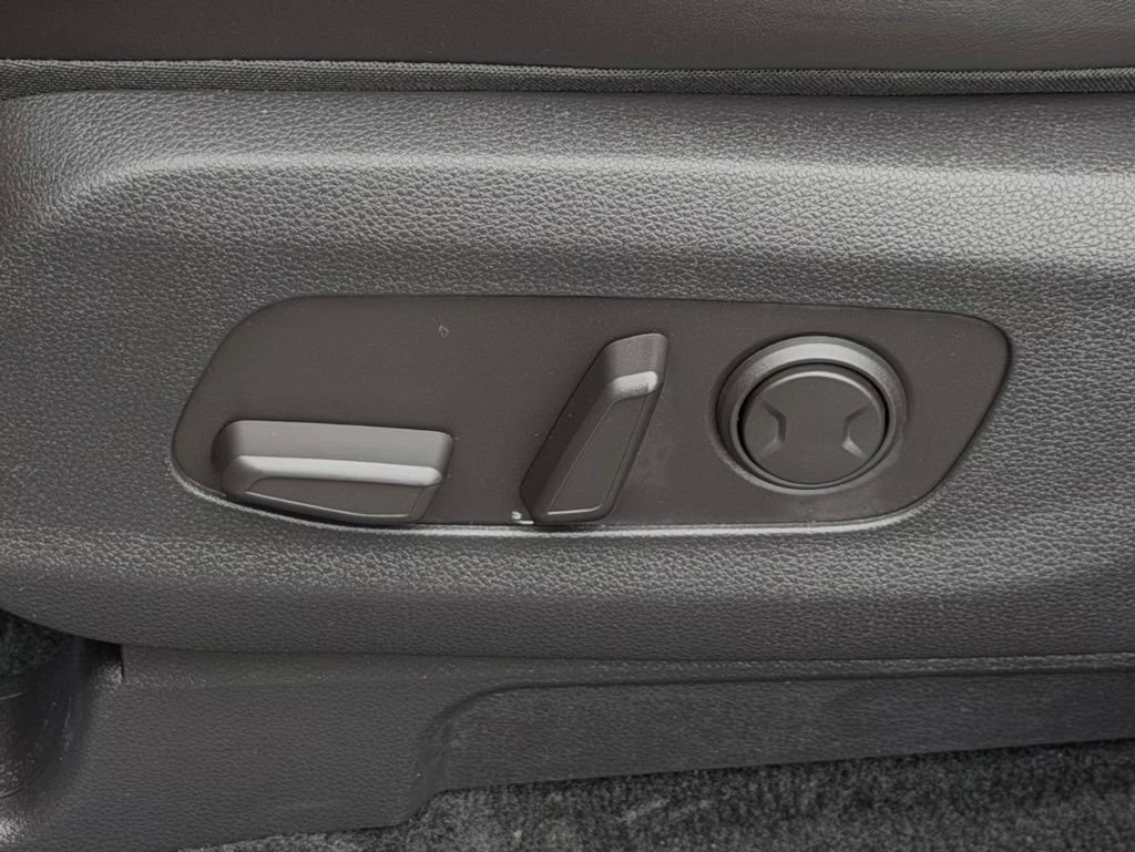 Used 2024 Kia Carnival EX FWD image 21