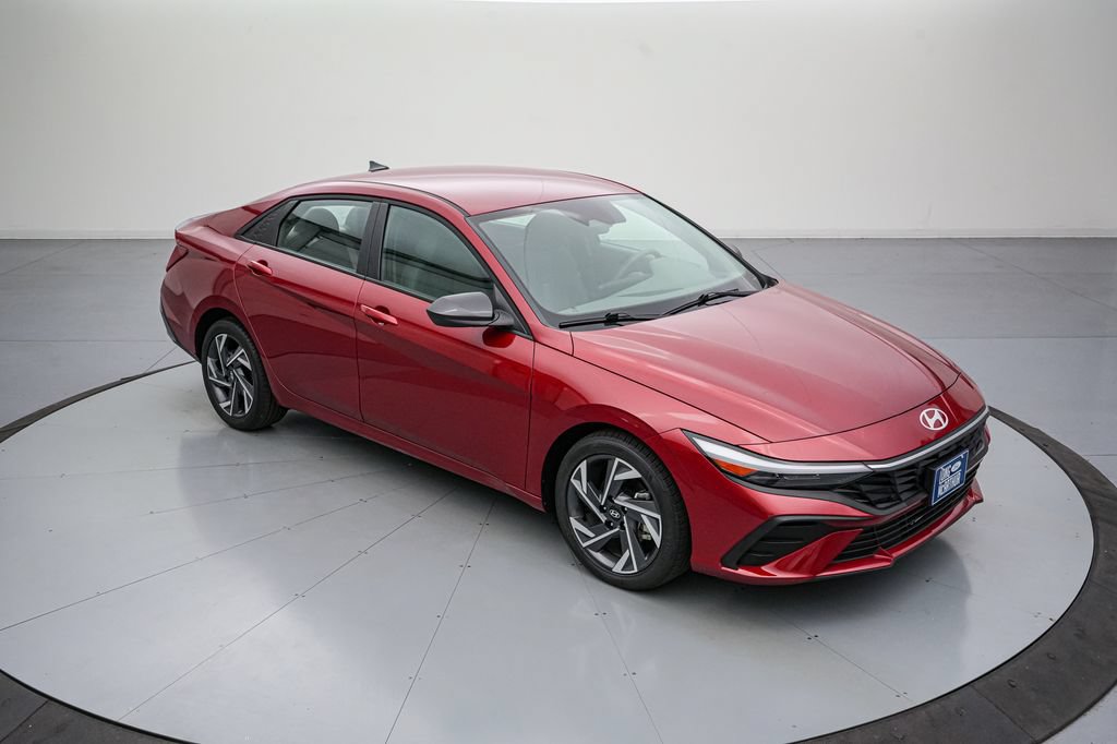 Used 2025 Hyundai Elantra Sport FWD image 2
