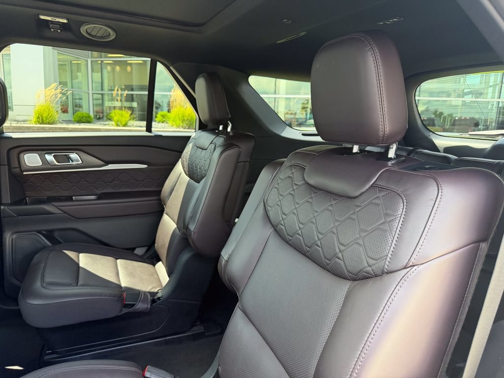 Certified 2025 Ford Explorer Platinum w/ LUX Leather Package AWD/4WD image 16
