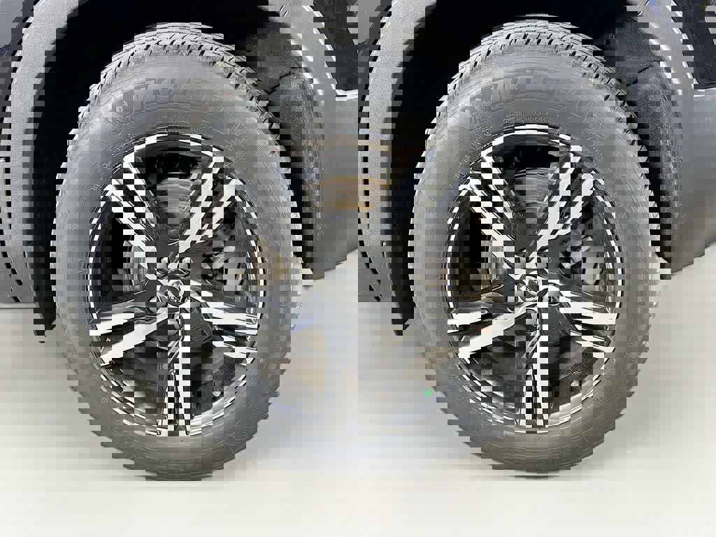 Used 2023 Volvo XC40 B5 Plus image 11