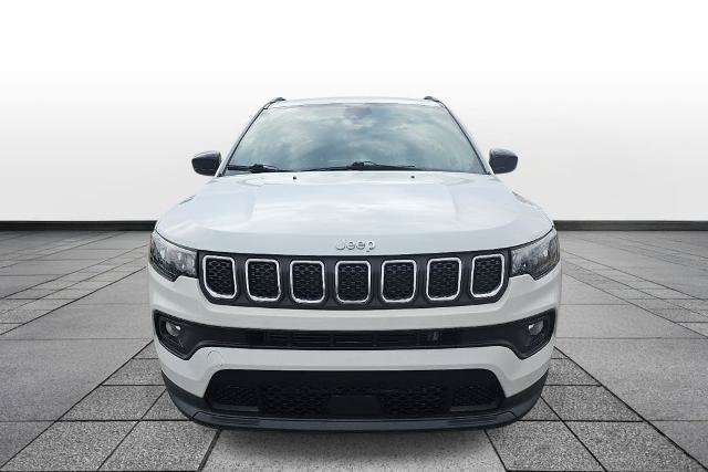 Used 2024 Jeep Compass Latitude AWD/4WD image 2
