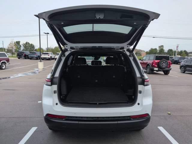 Used 2023 Jeep Grand Cherokee Altitude AWD/4WD image 18