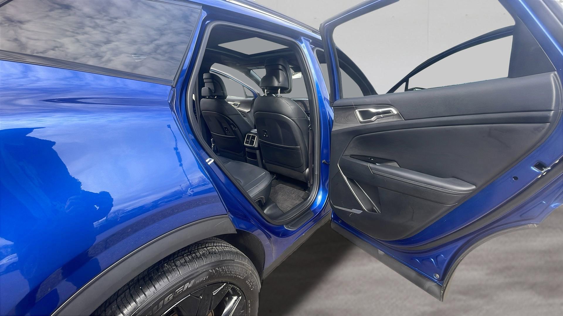 Used 2025 Kia Sportage X-Line w/ Premium Package image 18