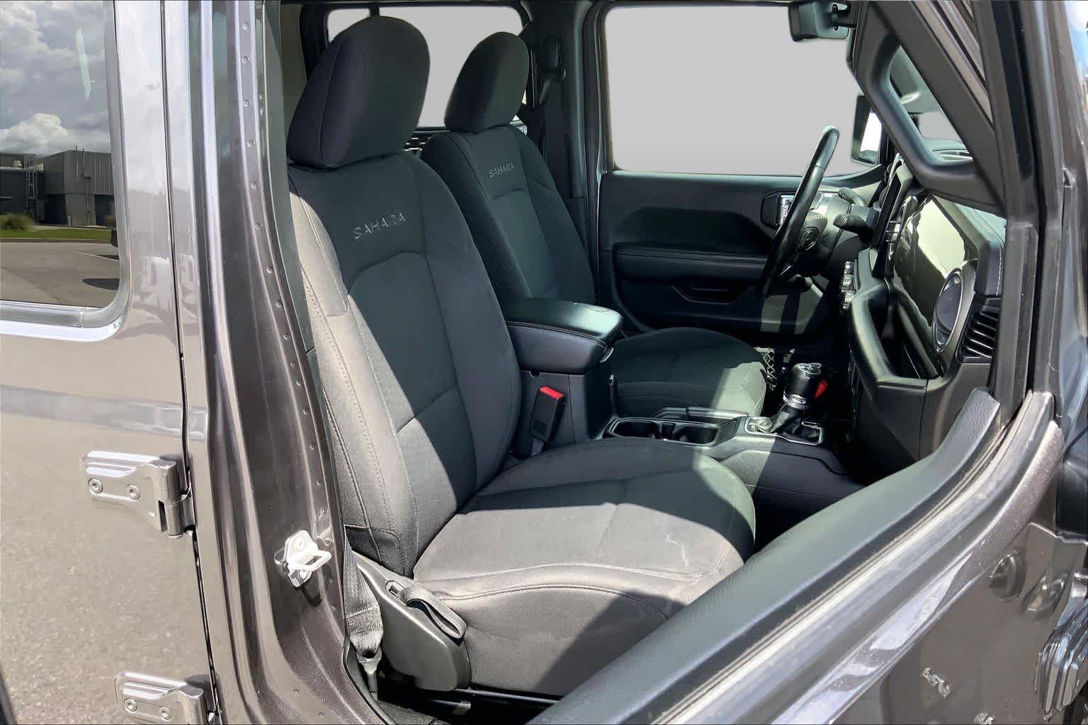Used 2018 Jeep Wrangler Unlimited Sahara AWD/4WD image 9
