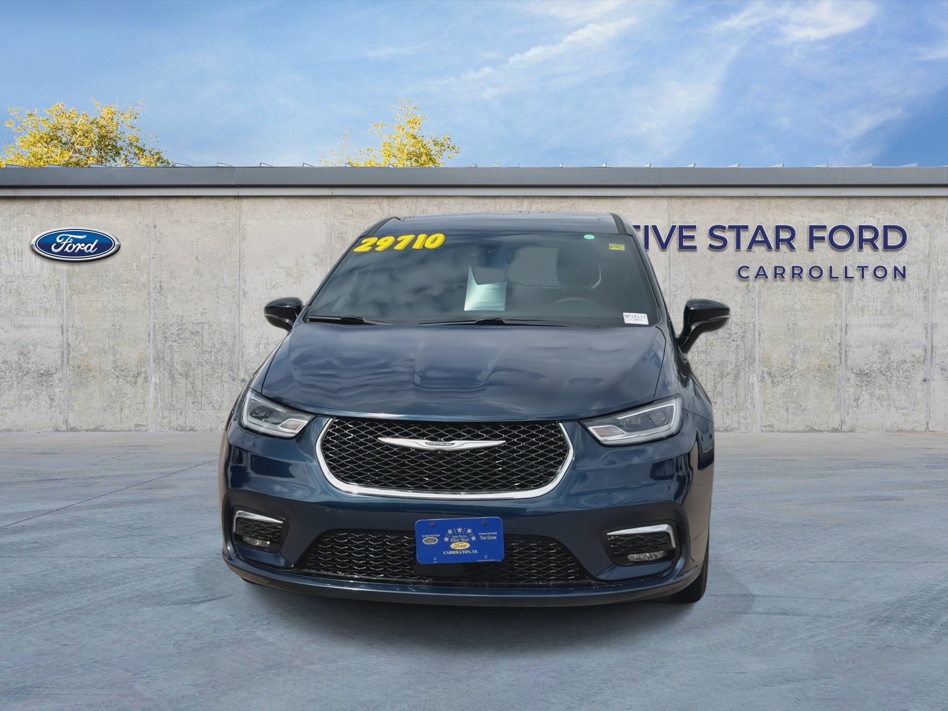 Used 2025 Chrysler Pacifica Select FWD image 3