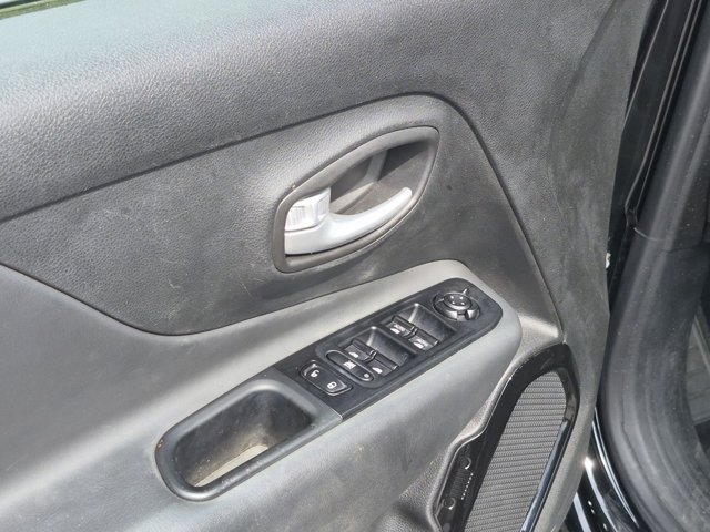 Used 2023 Jeep Renegade Altitude w/ Convenience Group I AWD/4WD image 14